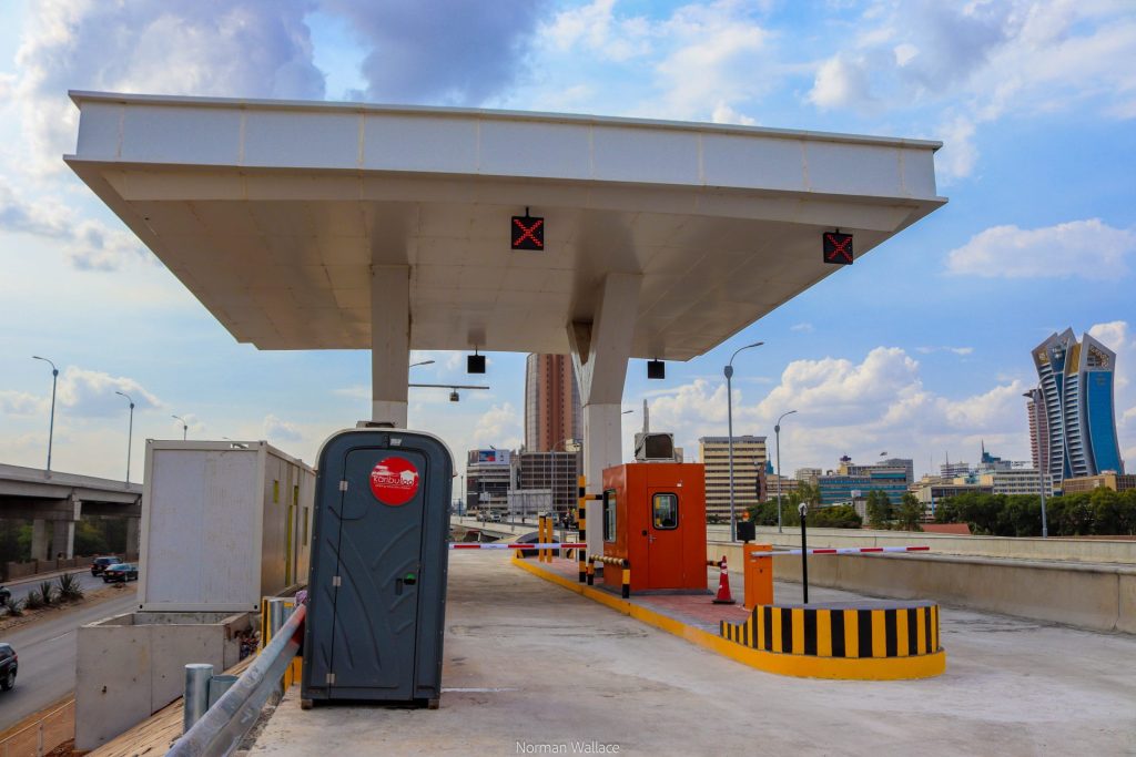 Portable toilets at construction site: Ensuring hygiene and convenience for workers.
